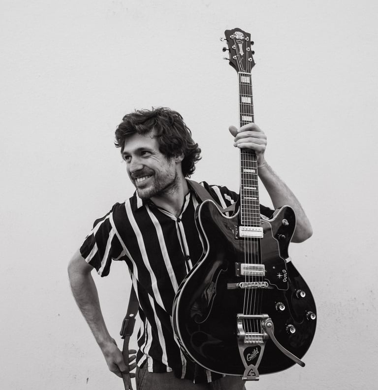 Eddie DHAINI avec guitare