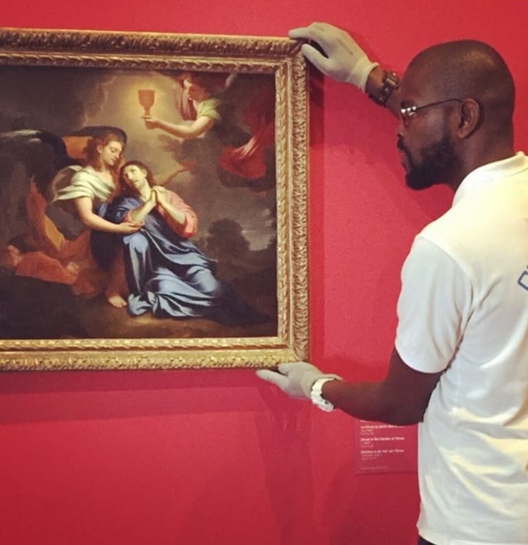 un, homme, de, chez, Well, Art, Transport, accroche, un, tableau, dans, un, musée,pour, instagram