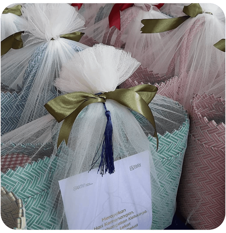 Premium handmade woven bag souvenirs wrapped in elegant tulle gift packaging.