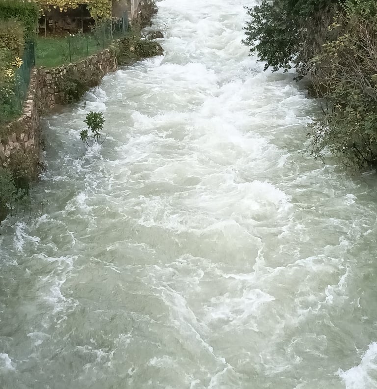 The river flows under the old bridge