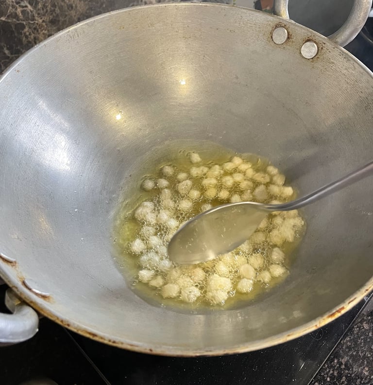 Frying edible gum (goond)