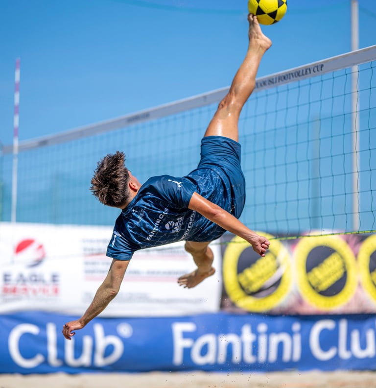 Drini fa uno shark attack durante la Team Isli Footvolley Cup 2024