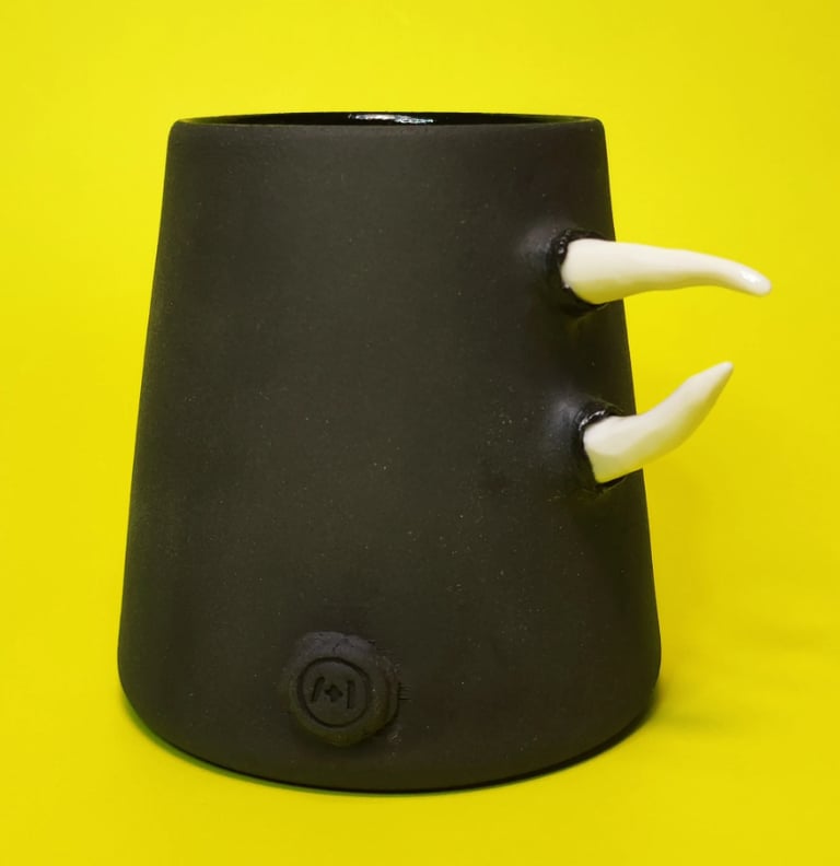 Tasse 82, Grès noir et porcelaine à anse à cornes, d'Anthony Bortoluzzi