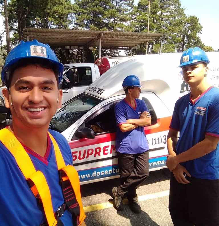 técnicos da Suprema Desentupidora