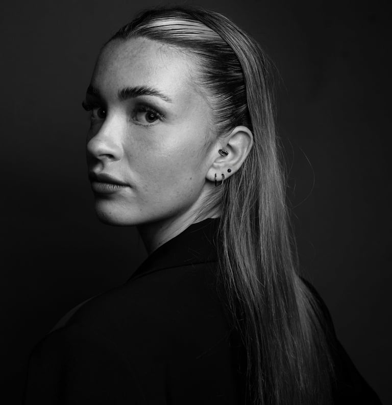 Piercings en titane noir portés à l’oreille