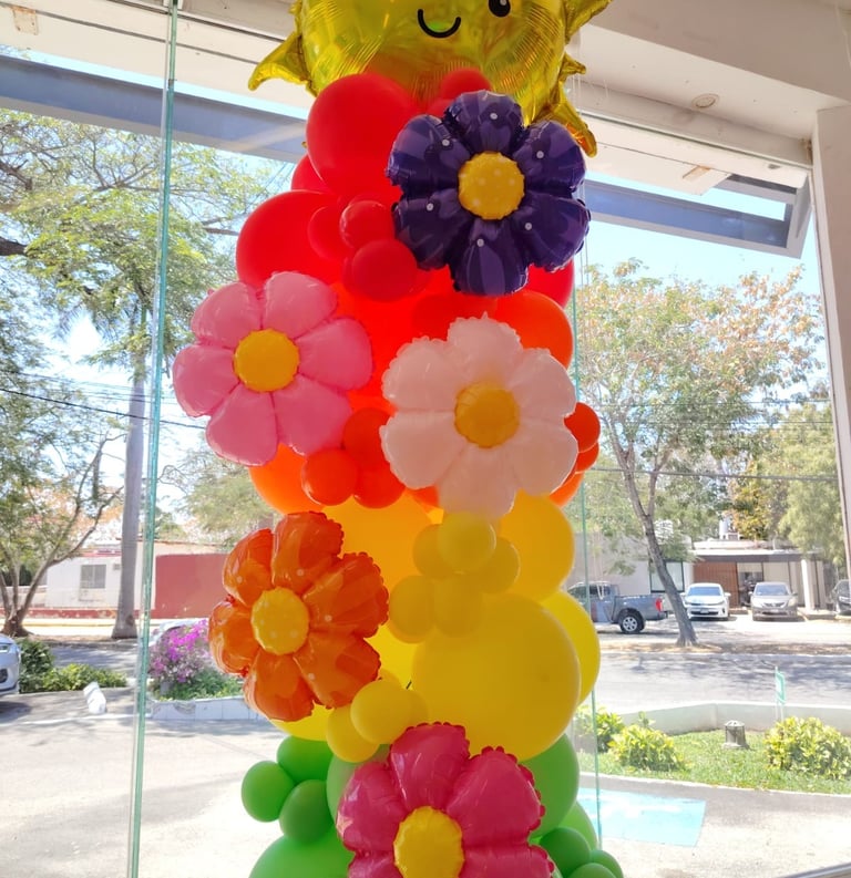 columna de globos sol y primavera