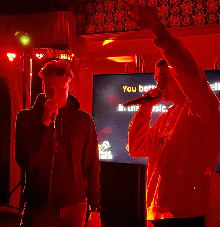 Karaoke pramoga iš arti