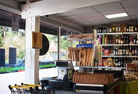 Intérieur de l'épicerie Chez Sophie