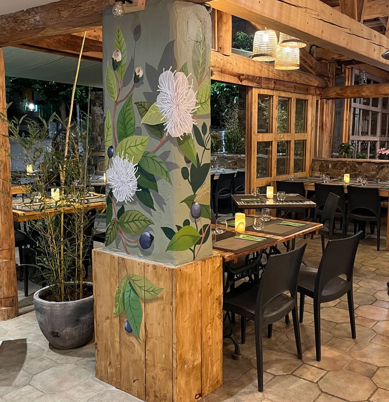 Peinture murale sur le thème de la myrte dans une salle de restaurant