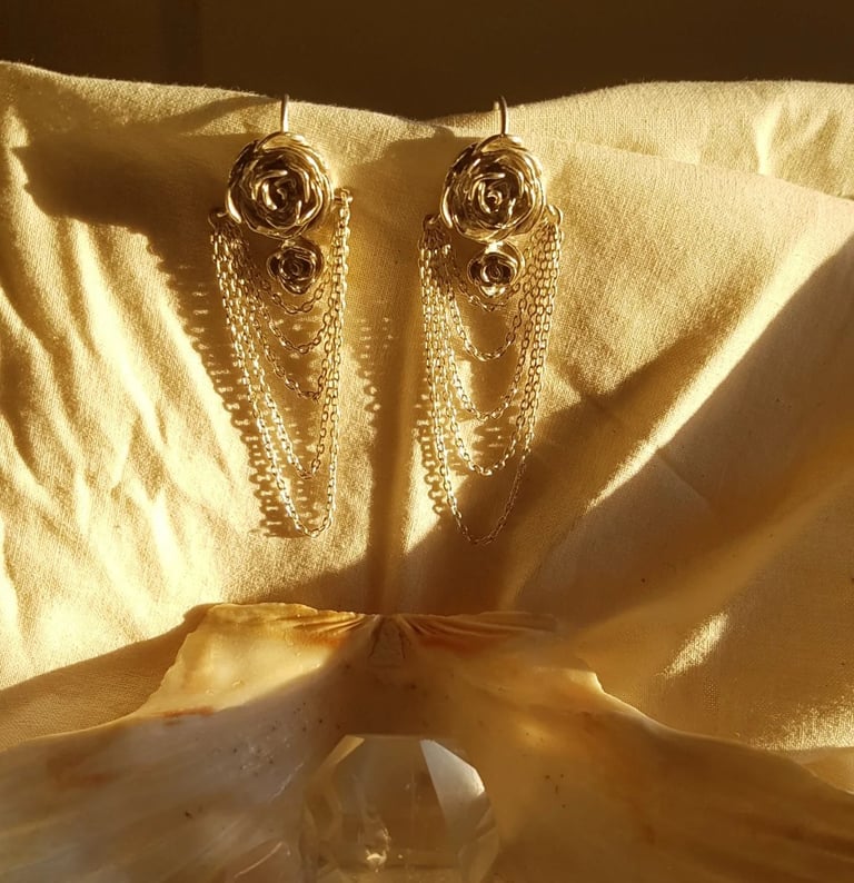 Pendientes en forma de rosa con cadenas de plata bañada en oro, diseño floral elegante