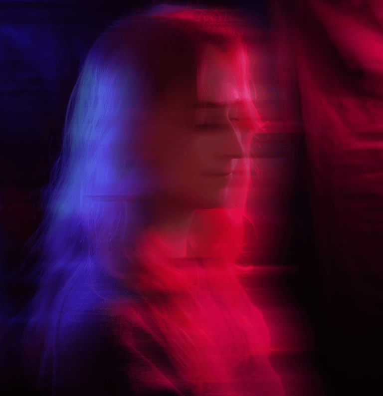 portrait d'une vidéaste avec des jeux de lumière rose et bleu