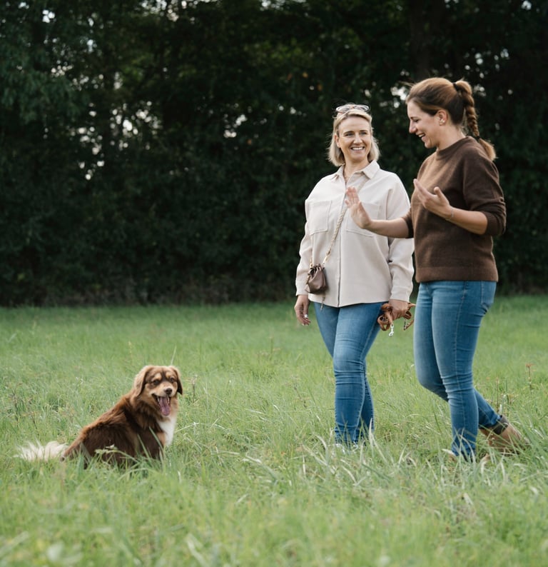 Marissa Füger mit Kundin beim Beschäftigungskurs mit Hund