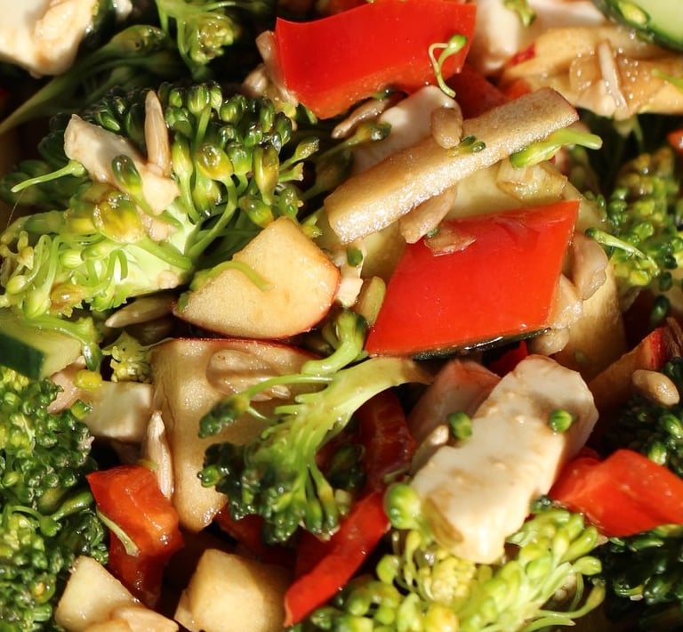 Ein frischer Brokkolisalat - einfach, schmackhaft und wohlschmeckend. Ein Genuss!