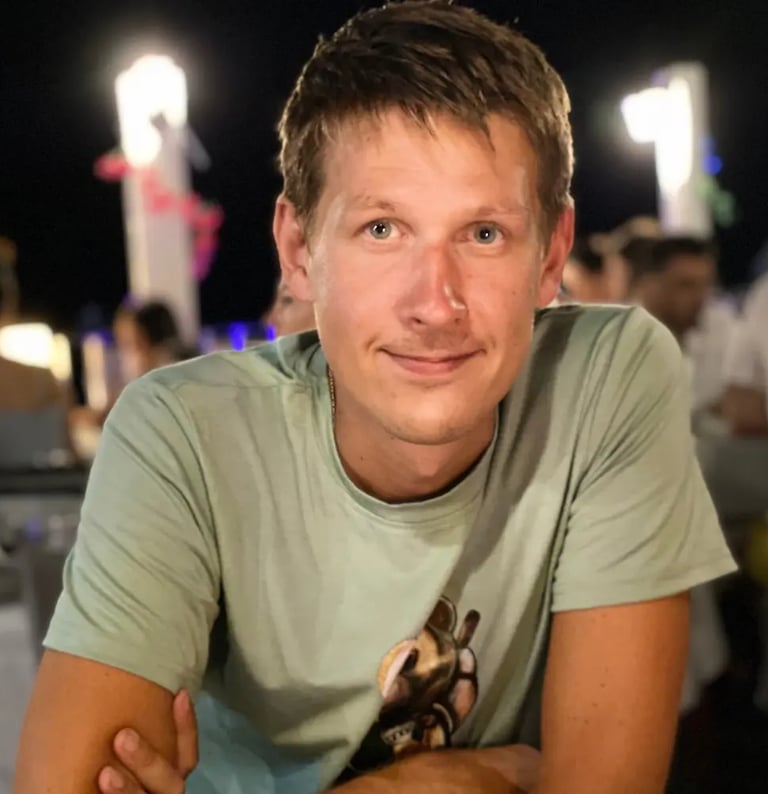 Looneytravels with green shirt