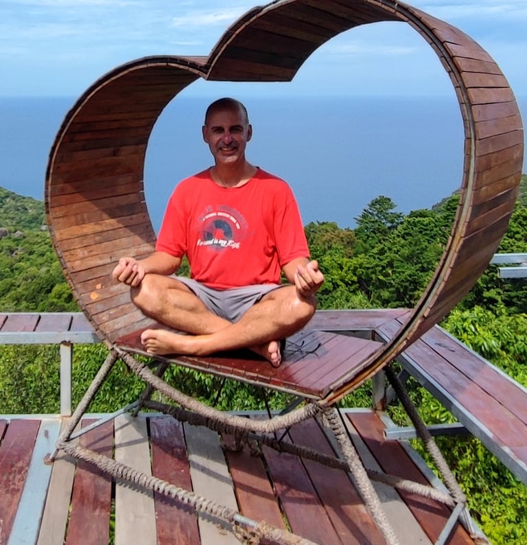 Praticien de massage bien-être en posture méditative – Energy Terre Happy à Lherm