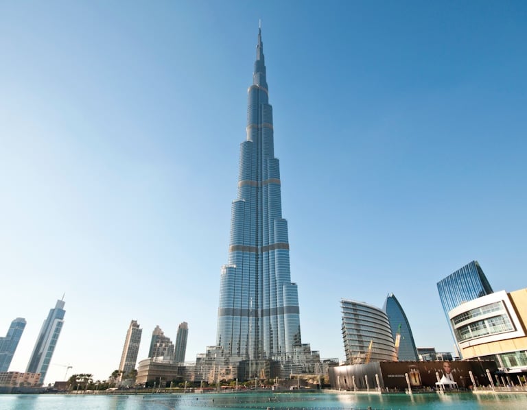 O Burj Khalifa é o edifício mais alto do mundo, localizado em Dubai, nos Emirados Árabes Unidos. Com uma altura impressionant