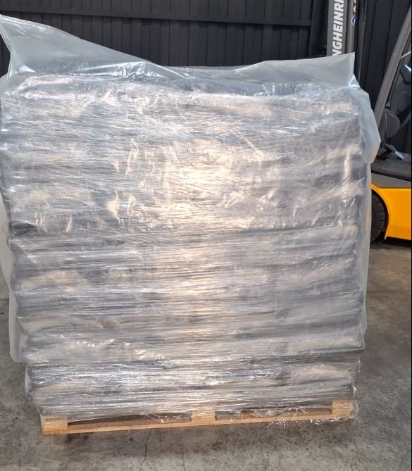 Foto de um pallet com a capa topo transparente protegendo ele
