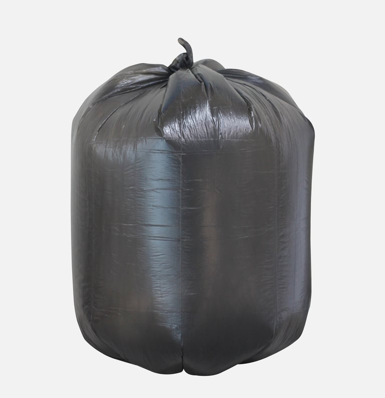 Saco para lixo preto no fundo branco.