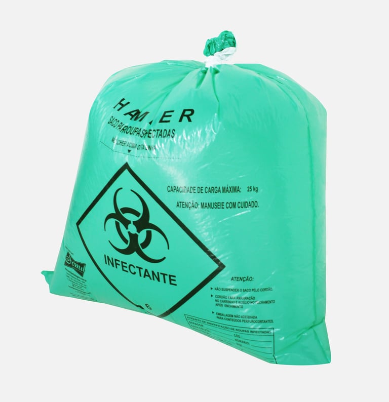 Saco hamper para roupa hospitalar verde com simbologia no fundo branco.