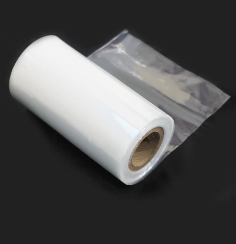 Bobina seladora um pouco desenrolada em fundo preto