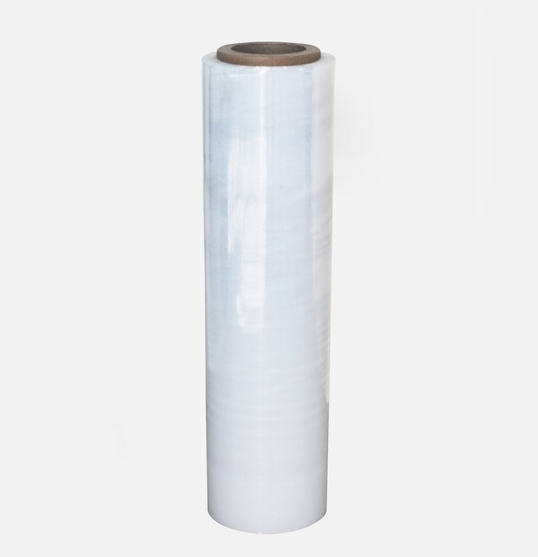 Tubo de filme stretch grande no fundo branco.