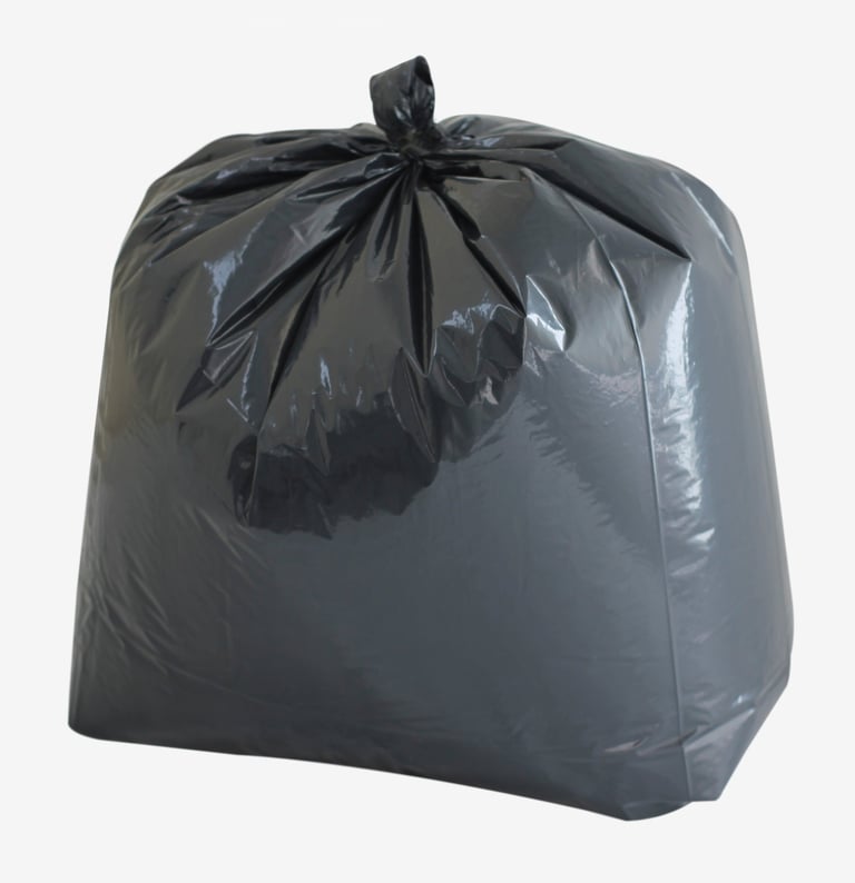 Saco para lixo preto no fundo branco.