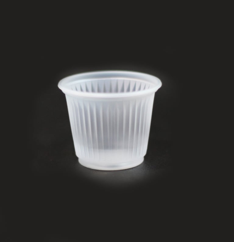 Copo pequeno de plástico transparente de 50ml em fundo preto