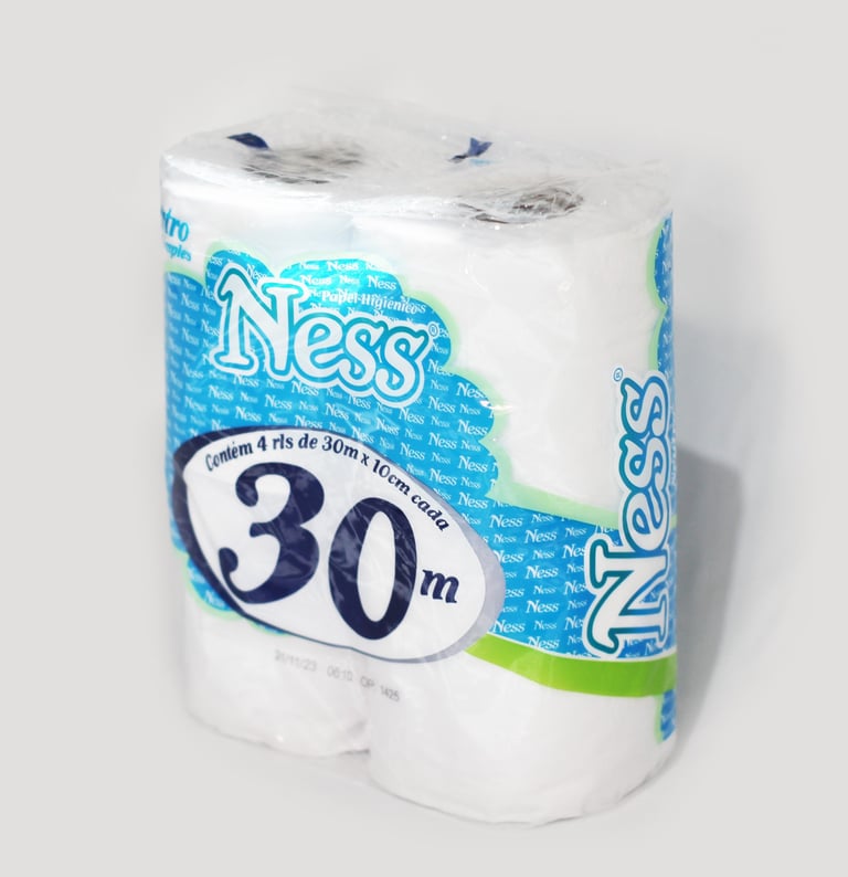 Pacote de papel higiênico no fundo branco.