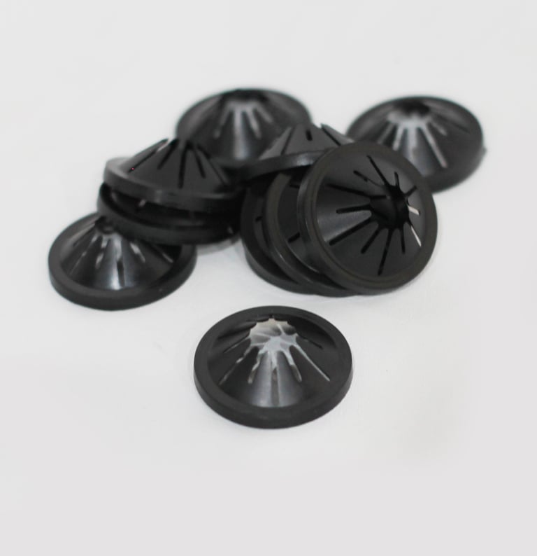 Fechos de sacos plásticos preto  no fundo branco.