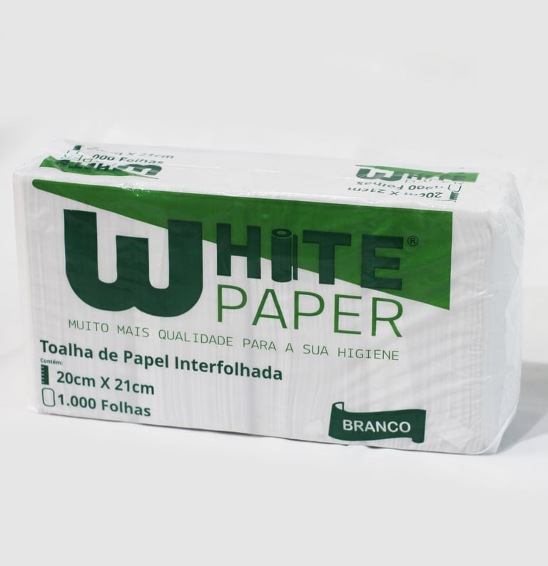 Pacote de toalhas de papel no fundo branco.