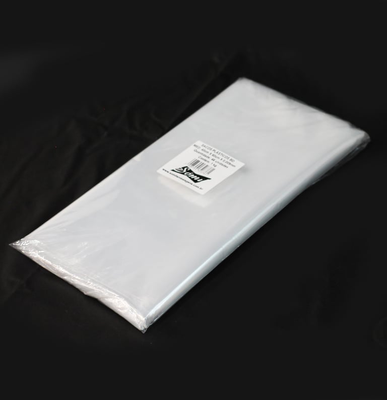 Pacote de sacos transparentes no fundo preto.