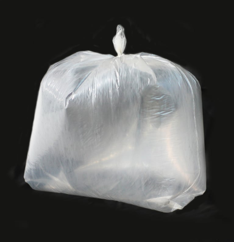 Saco para lixo transparente no fundo preto.