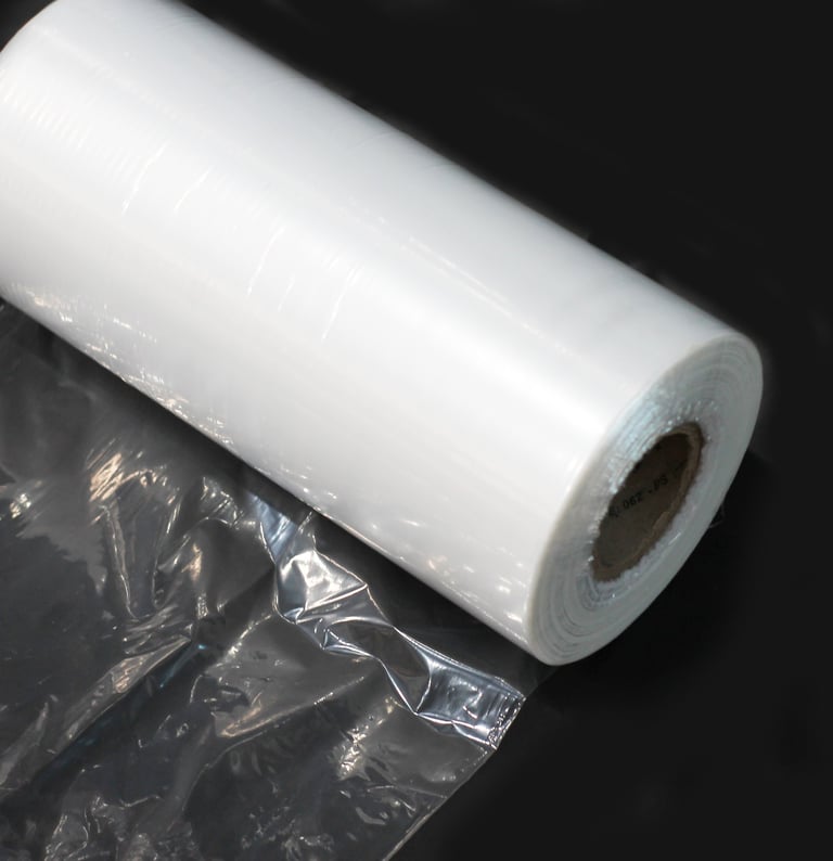 Bobina para açougue em fundo preto um pouco desenrolada