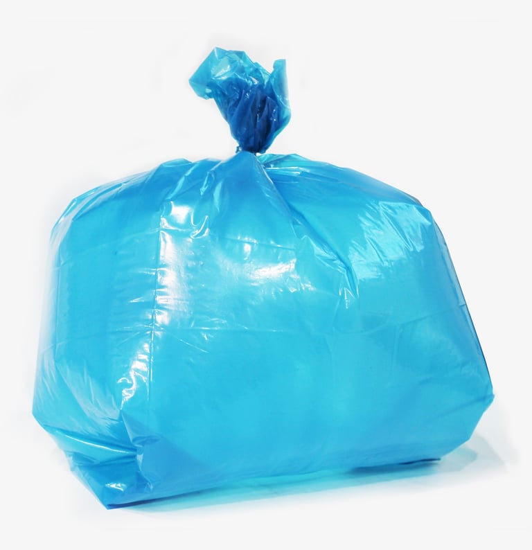 Saco para lixo azul no fundo branco.