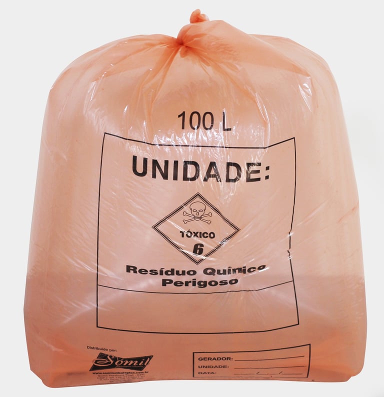 Saco para lixo tóxico laranja com simbologia no fundo branco