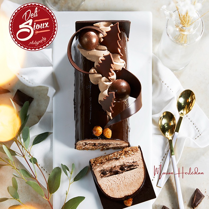 bûche au chocolat noir avec glaçage miroir, vue de dessus