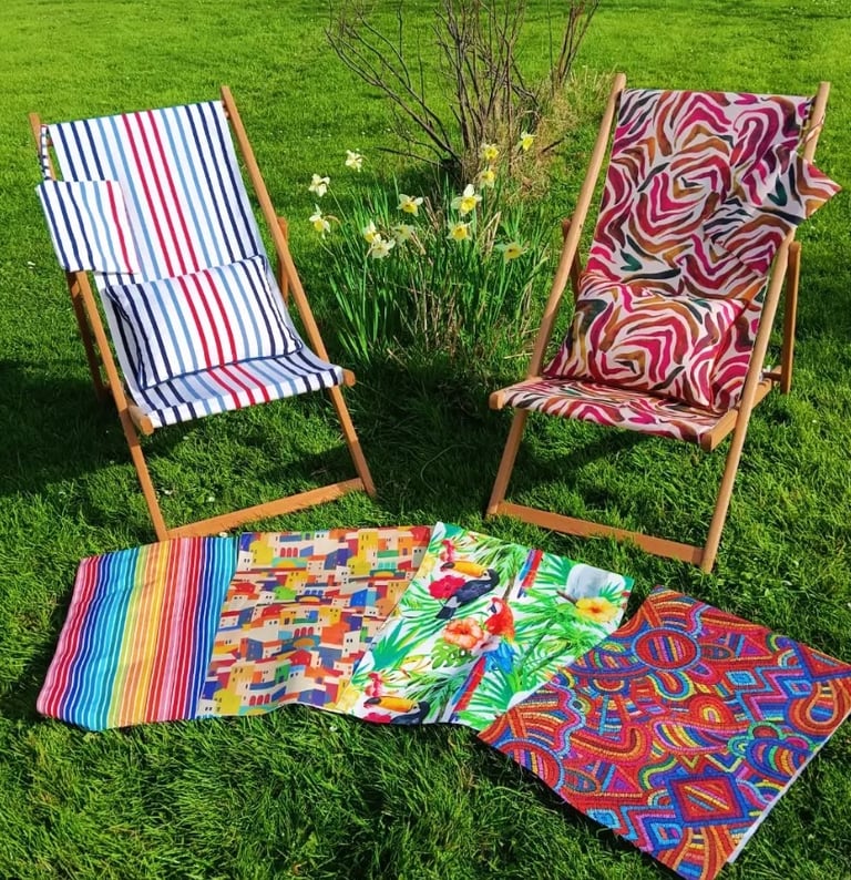 Deux chiliennes posées sur une pelouse avec un tissu rayé bleu et un autre à motifs roses