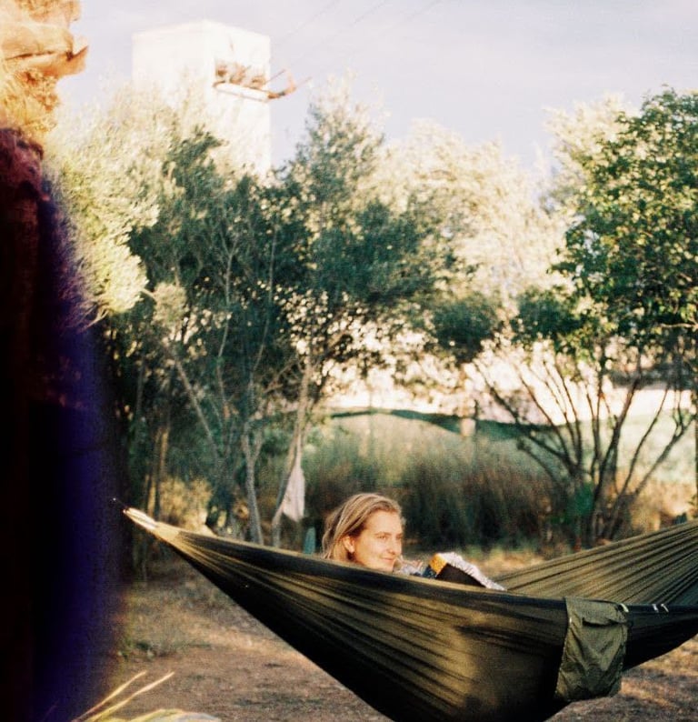 Birdy swining in an hamock - photo by Birdy