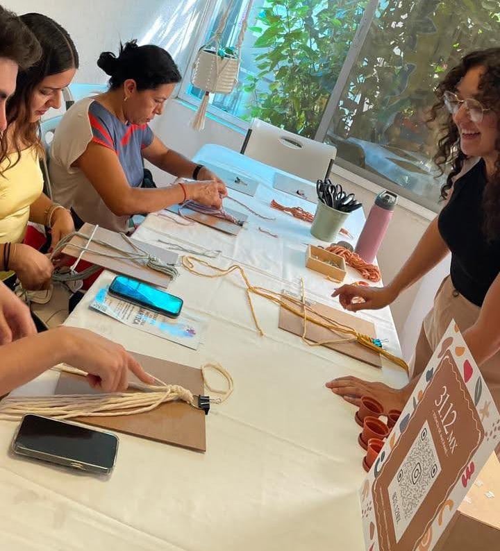 mujer impartiendo taller de macramé