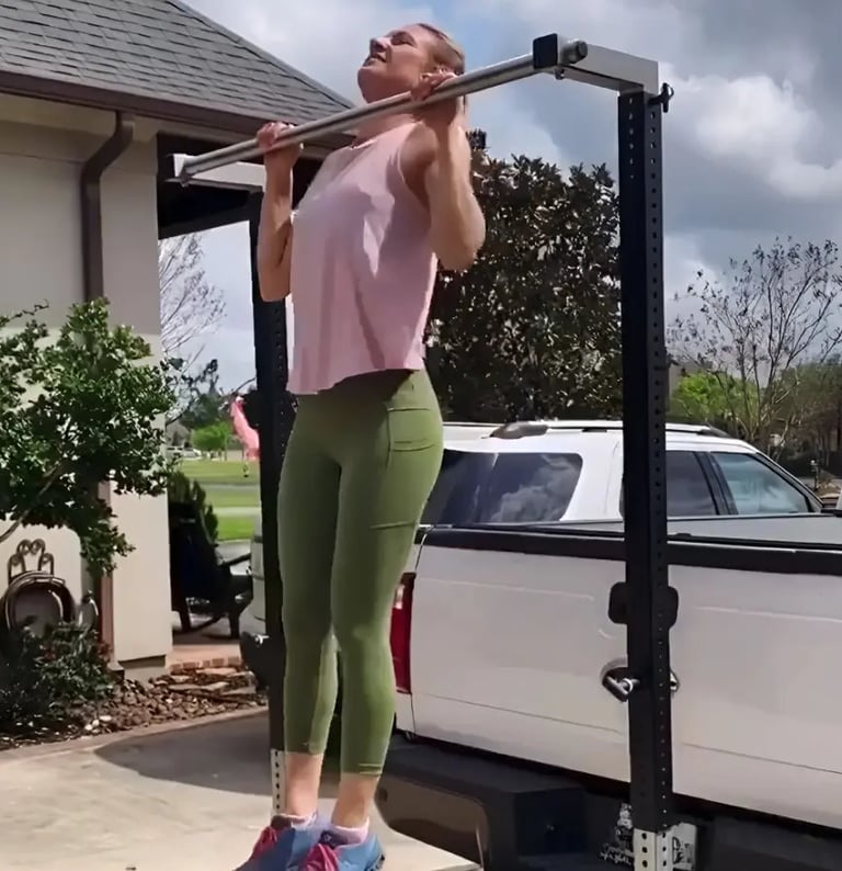La Dani haciendo dominadas (pull-ups). Personal trainer a domicilio en Las Condes.