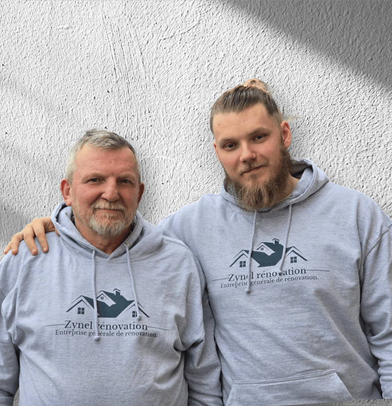 ynel Bartosz et Zynel Jozef, membres de l’équipe Zynel Rénovation, posant ensemble en sweat à capuch
