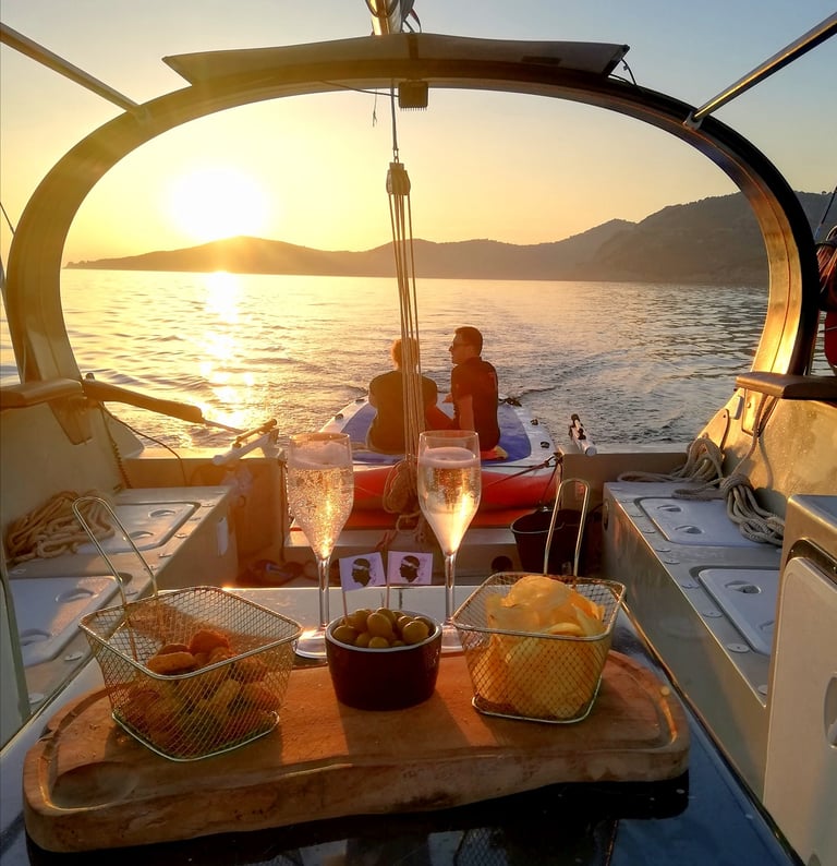 Coucher de soleil et apéritif à bord d'un voilier à Algajola