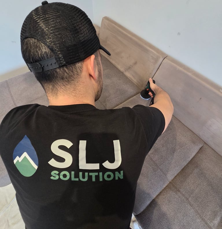 Technicien SLJ Solution en train de nettoyer un canapé à Grenoble avec un injecteur-extracteur profe