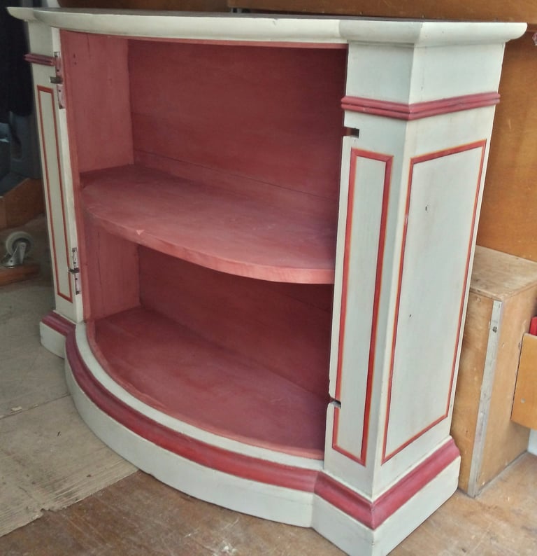 Intérieur peint d'un buffet en bois, restauré dans sa couleur d'origine, rouge et gris trianon