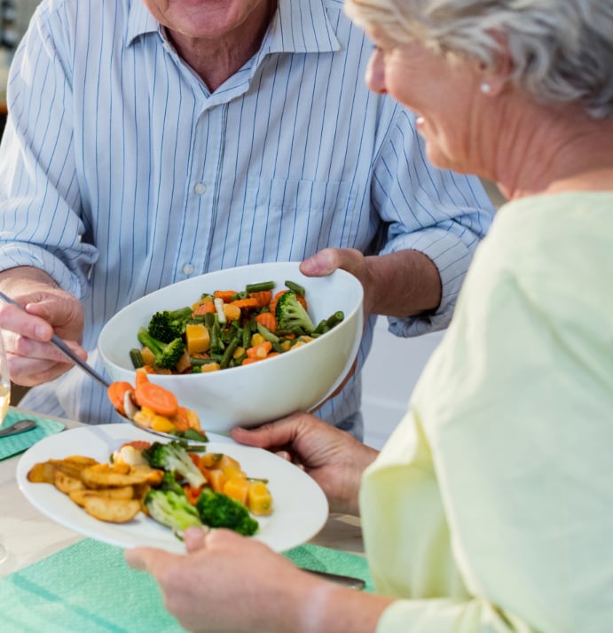 2 personas mayores comiendo