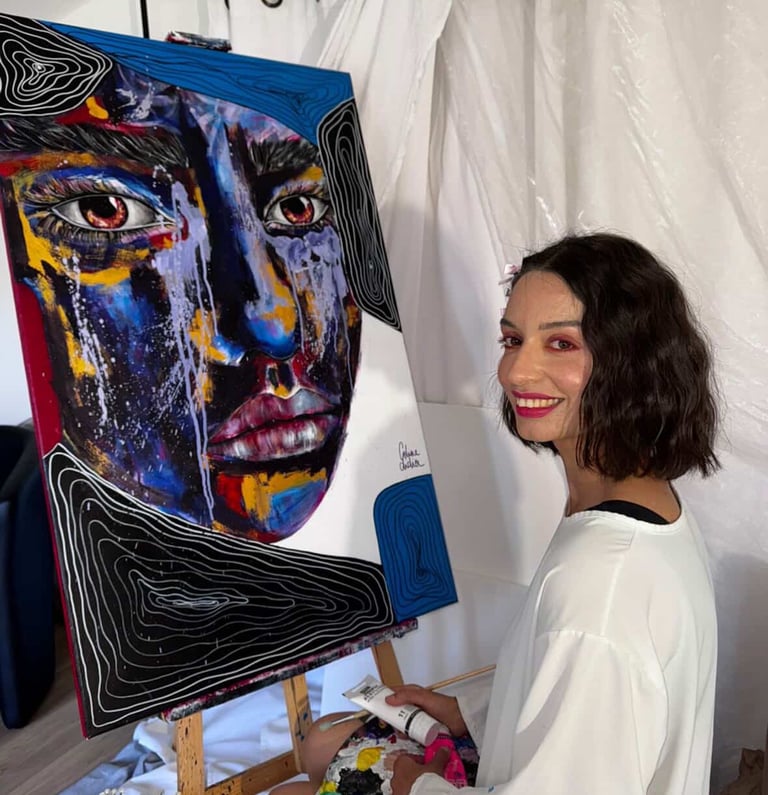 Céline Didier artiste peintre en pleine action regard vers la caméra atelier peinture contemporaine