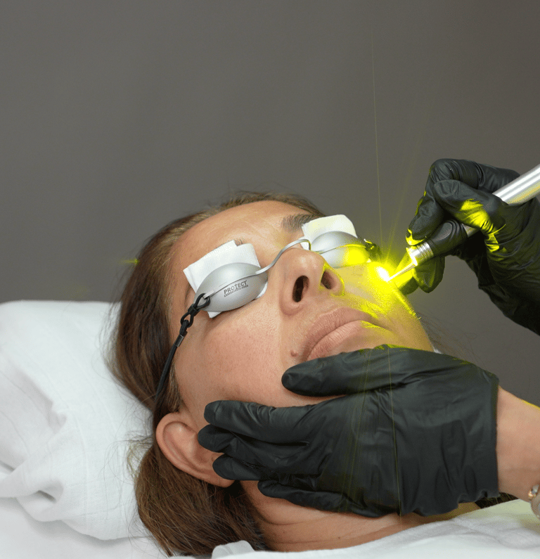 Ansigt under Glass Skin behandling.