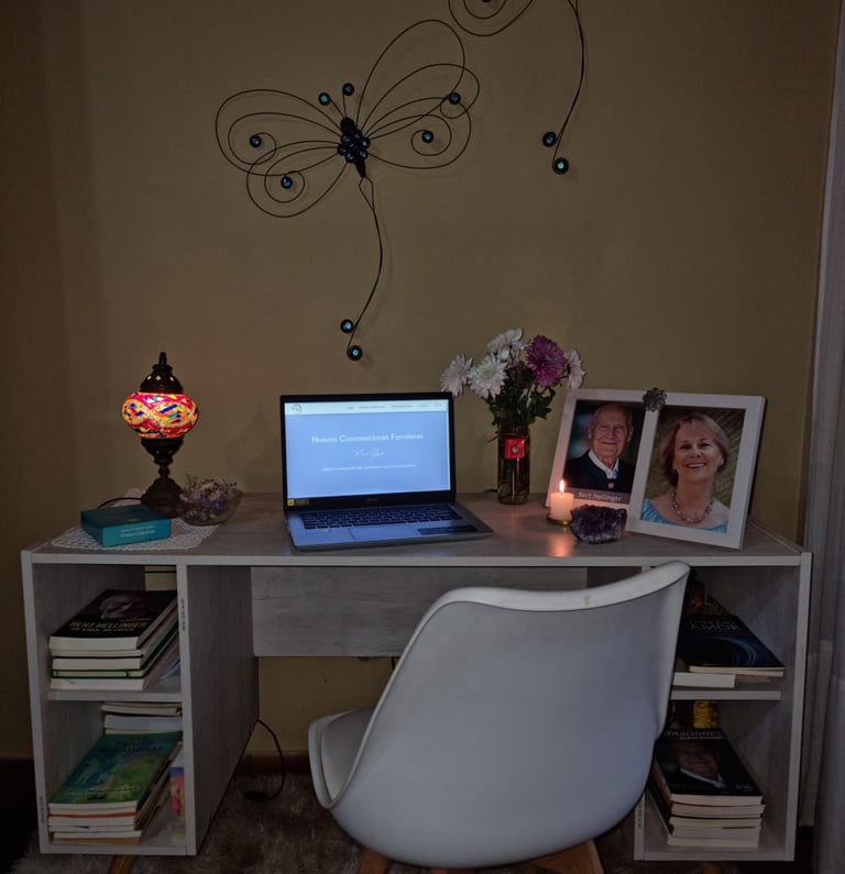 Escritorio con computadora y lugar de trabajo de Mariel Hilgert