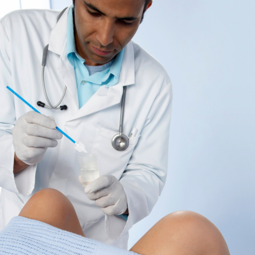 une sage femme faisant un frottis cervical