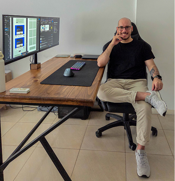 Foto de victor en un escritorio de trabajo